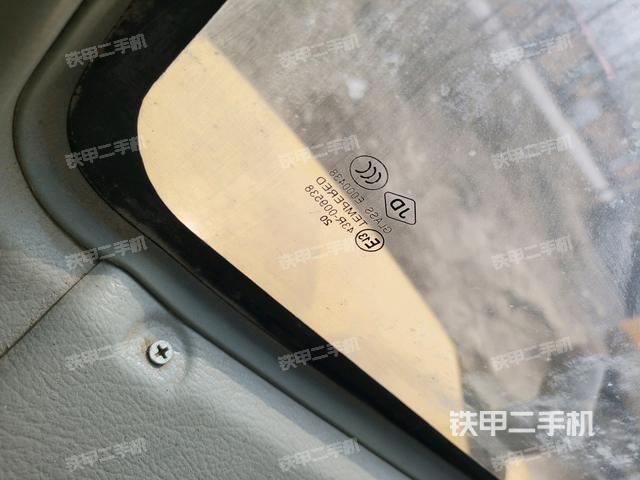 后窗玻璃角標（駕駛室部分）