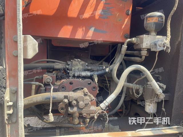 液壓泵艙室正面整體(整機(jī)外觀) 液壓泵艙室正面整體(整機(jī)外觀)