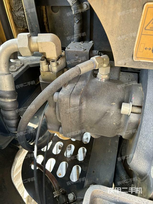 液壓泵艙室正面整體(整機外觀) 液壓泵艙室正面整體(整機外觀)