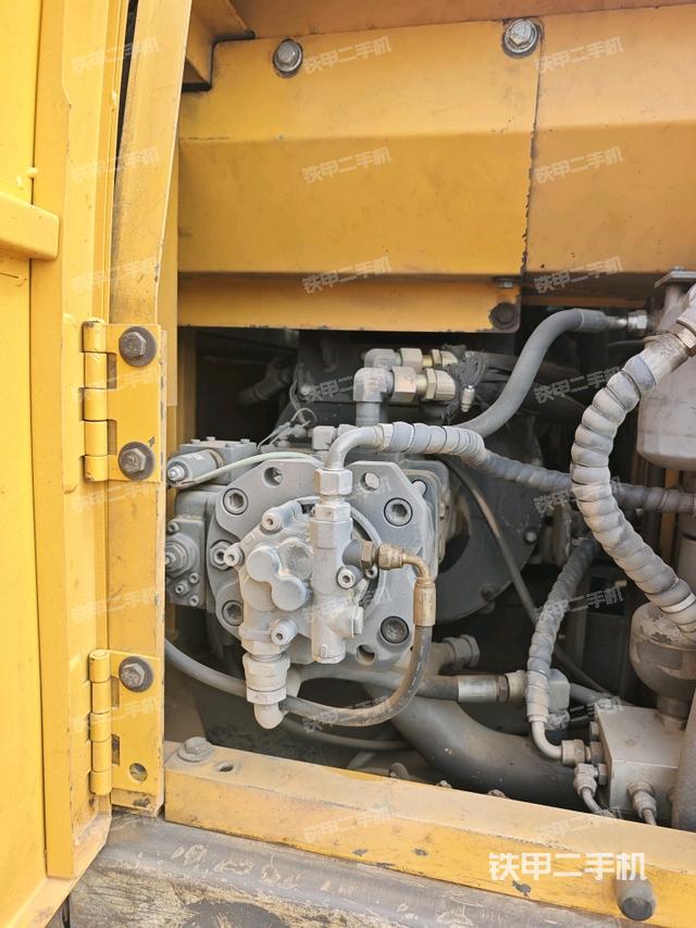 液壓泵艙室正面整體(整機(jī)外觀) 液壓泵艙室正面整體(整機(jī)外觀)