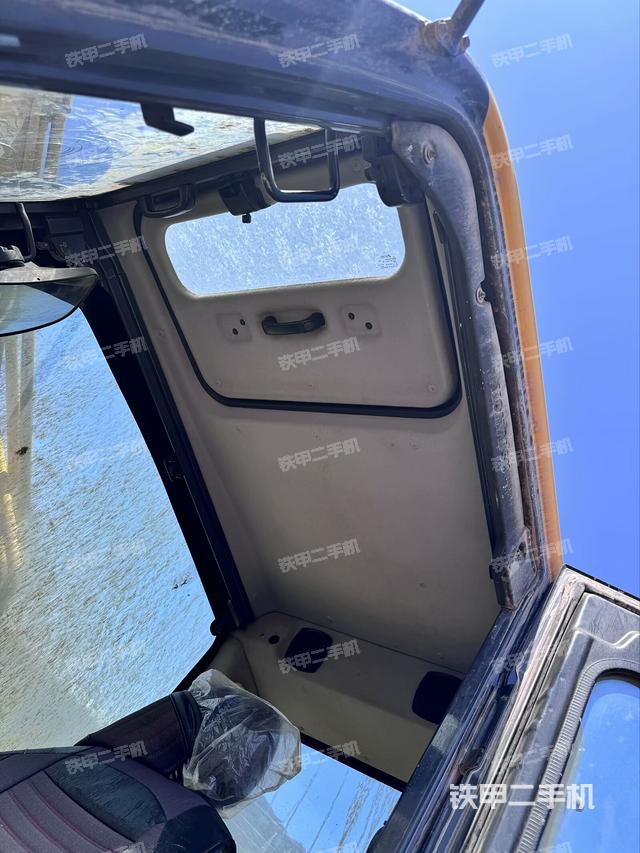 行走控制手柄和踏板 俯拍（驾驶室部分）