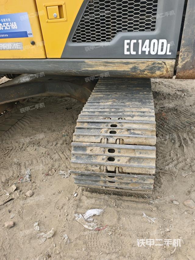 單側(cè)履帶整體(整機(jī)外觀) 單側(cè)履帶整體(整機(jī)外觀)