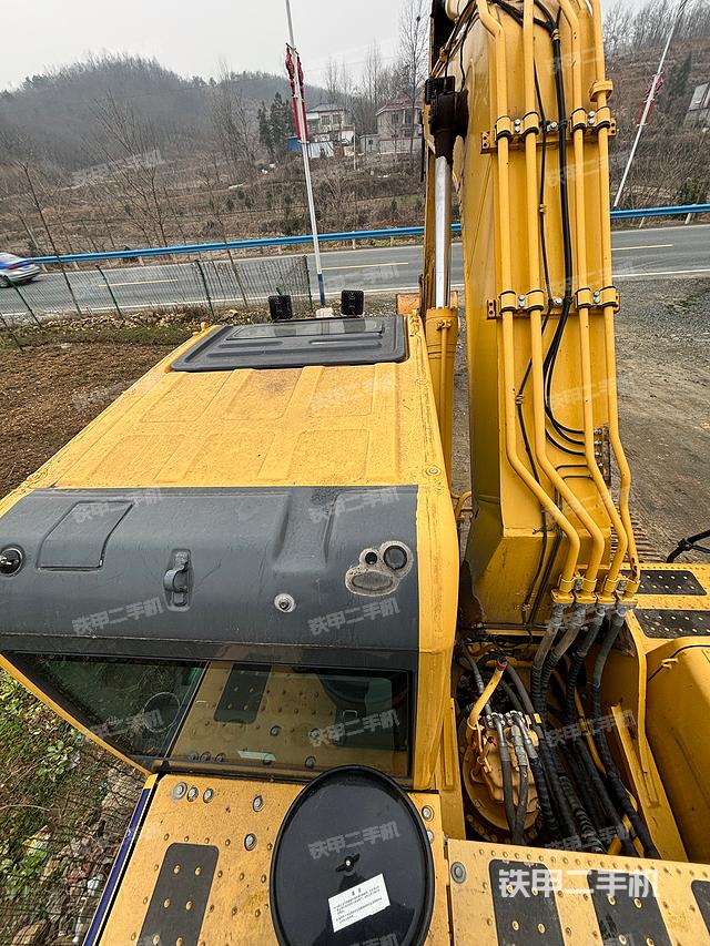 駕駛室頂部(整機(jī)外觀) 駕駛室頂部(整機(jī)外觀)