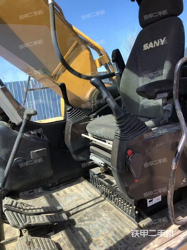 駕駛室整體(整機(jī)外觀) 駕駛室整體(整機(jī)外觀)