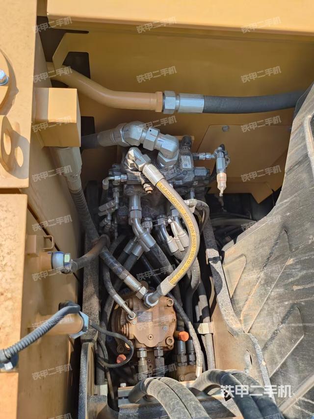 回轉馬達和主控閥（整機外觀）