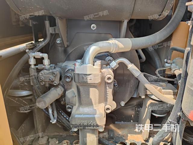 液壓泵艙室正面整體（整機外觀）