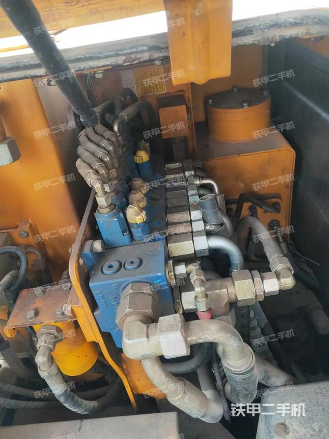 回轉(zhuǎn)馬達(dá)和主控閥（整機(jī)外觀）