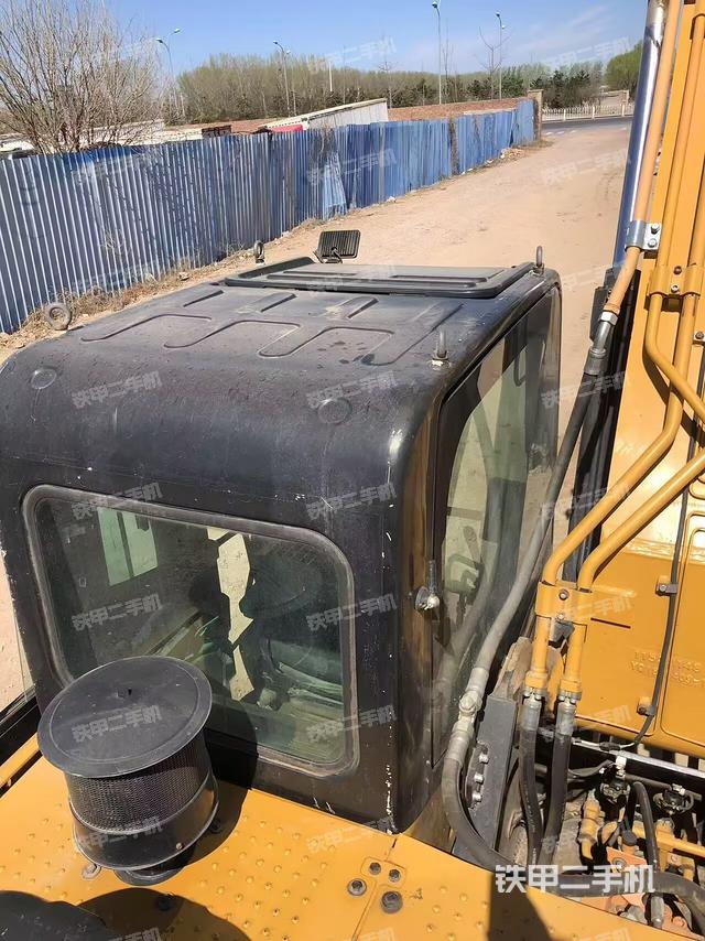 駕駛室頂部(整機(jī)外觀) 駕駛室頂部(整機(jī)外觀)