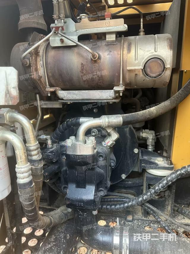 液壓泵艙室正面整體(整機(jī)外觀) 液壓泵艙室正面整體(整機(jī)外觀)