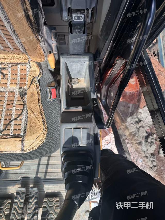 座椅左側(cè)控制臺/音響/含左手柄(駕駛室部分) 座椅左側(cè)控制臺/音響/含左手柄(駕駛室部分)