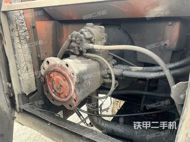 液压泵舱室正面整体（整机外观）