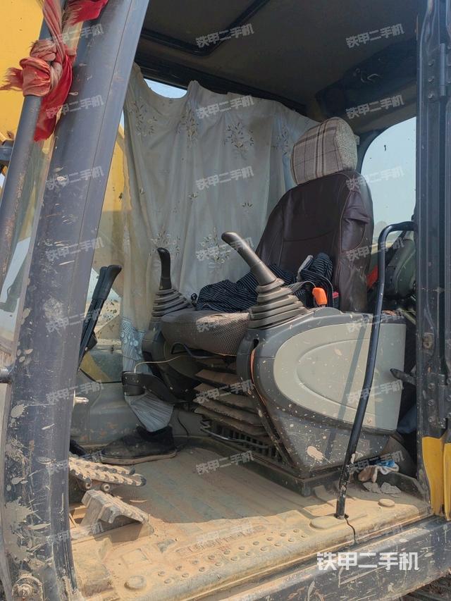 駕駛室整體(整機(jī)外觀) 駕駛室整體(整機(jī)外觀)