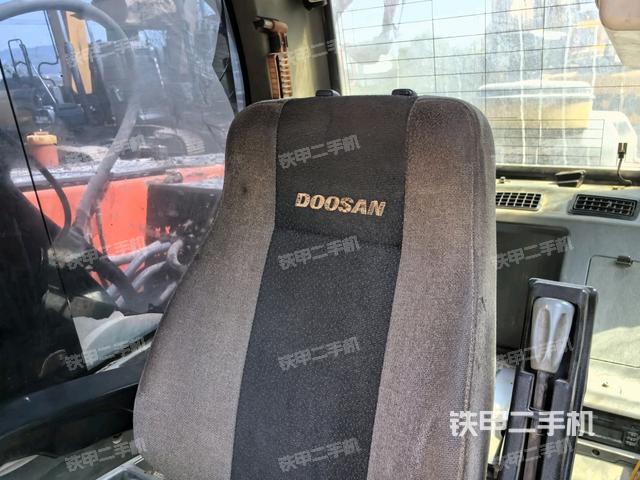 行走控制手柄和踏板?俯拍(駕駛室部分) 行走控制手柄和踏板?俯拍(駕駛室部分)