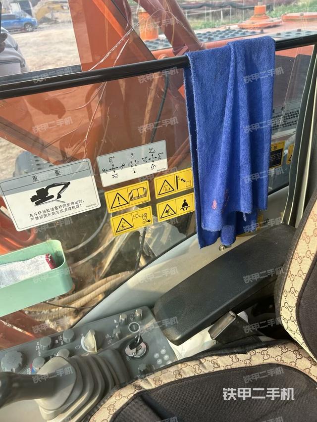 座椅左側(cè)控制臺/音響/含左手柄(駕駛室部分) 座椅左側(cè)控制臺/音響/含左手柄(駕駛室部分)