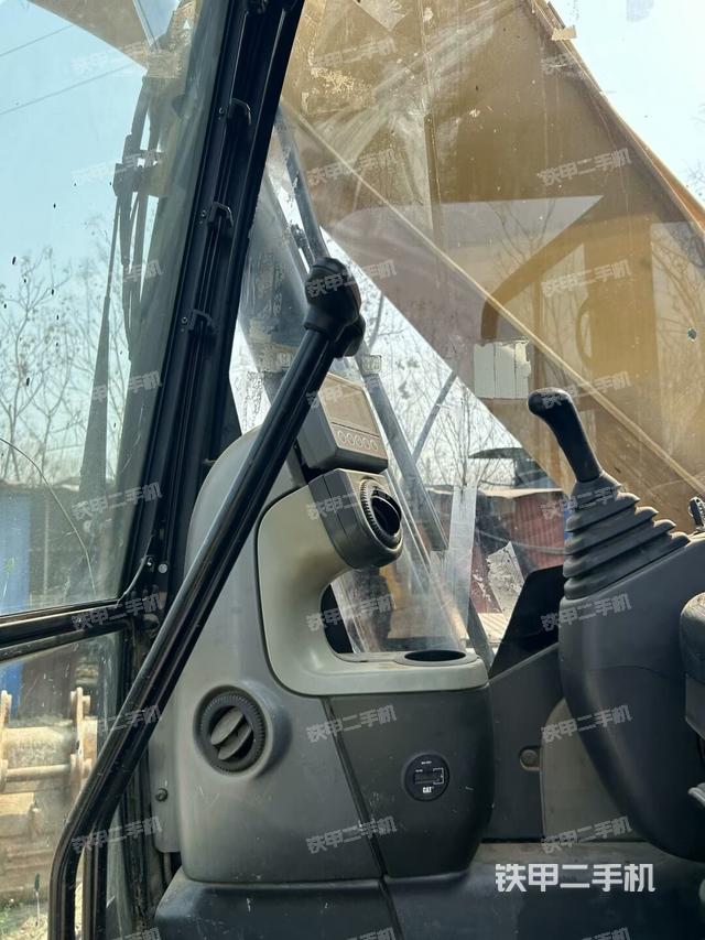 行走控制手柄和踏板?俯拍（駕駛室部分）