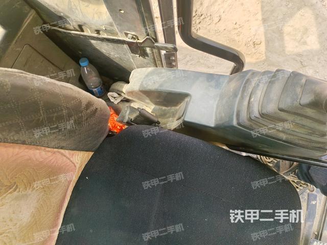 座椅左側(cè)控制臺(tái)/音響/含左手柄(駕駛室部分) 座椅左側(cè)控制臺(tái)/音響/含左手柄(駕駛室部分)