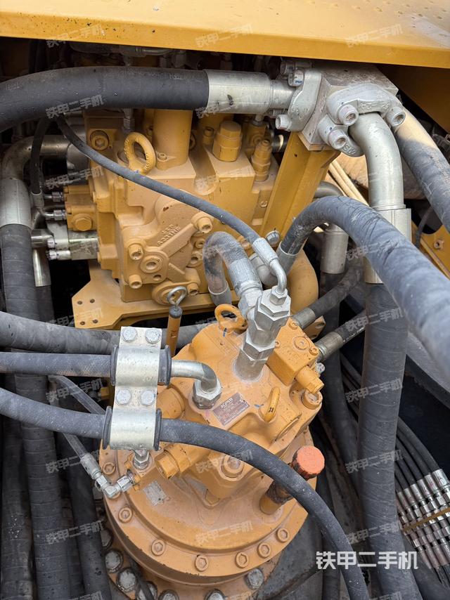 回轉(zhuǎn)馬達(dá)和主控閥（整機(jī)外觀）