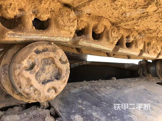 單側(cè)履帶整體(整機(jī)外觀) 單側(cè)履帶整體(整機(jī)外觀)