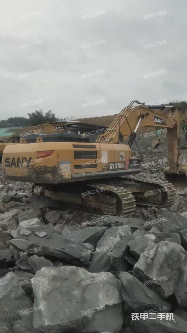單側(cè)履帶整體(整機(jī)外觀) 單側(cè)履帶整體(整機(jī)外觀)