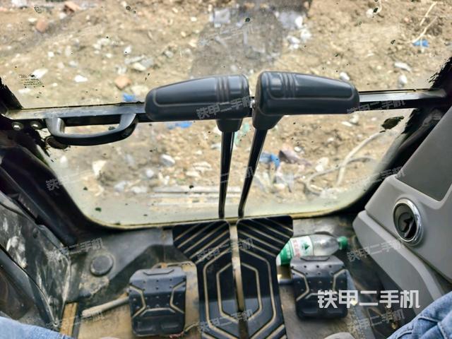 行走控制手柄和踏板?俯拍(駕駛室部分) 行走控制手柄和踏板?俯拍(駕駛室部分)