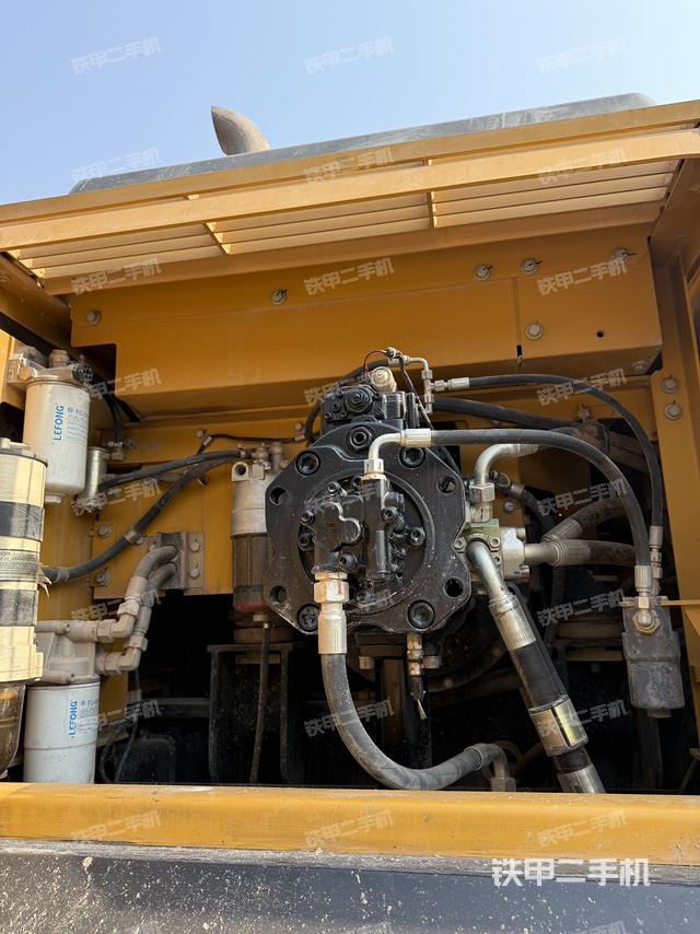 液壓泵艙室正面整體（整機(jī)外觀）