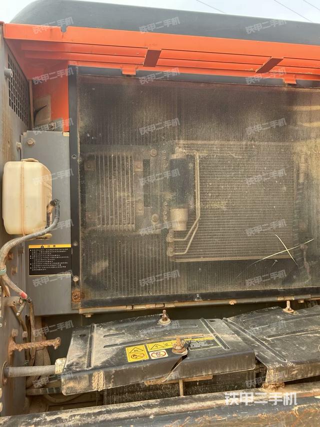 散熱器正面(大件艙室) 散熱器正面(大件艙室)