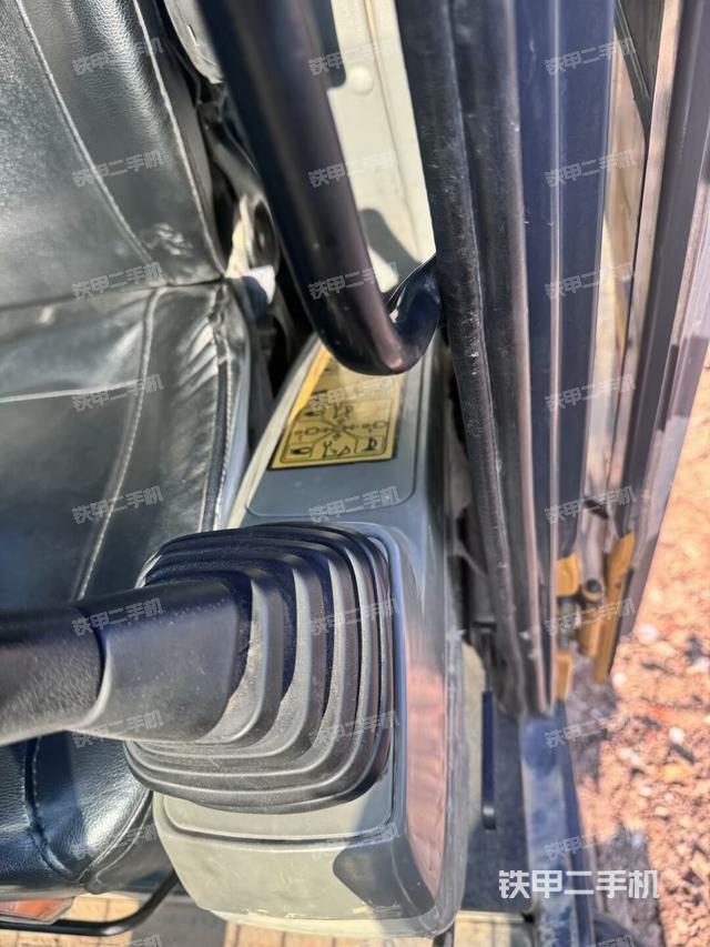 座椅右側(cè)控制臺(tái)/鑰匙門/油門/含右手柄(駕駛室部分) 座椅右側(cè)控制臺(tái)/鑰匙門/油門/含右手柄(駕駛室部分)