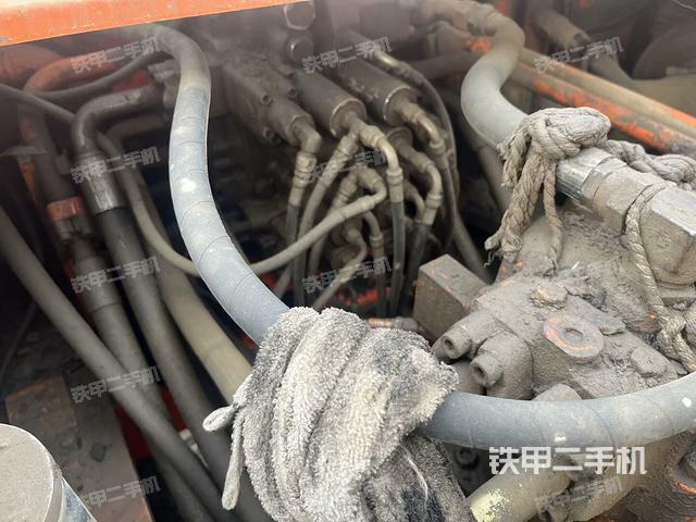 回转马达和主控阀（整机外观）