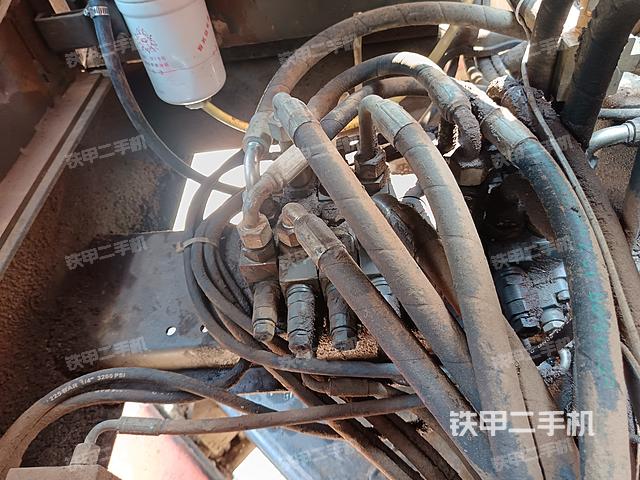 液压泵舱室正面整体（整机外观）