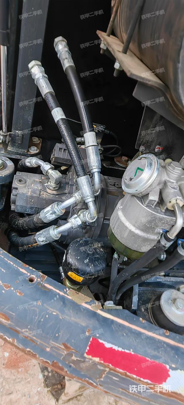 液壓泵艙室正面整體(整機外觀) 液壓泵艙室正面整體(整機外觀)