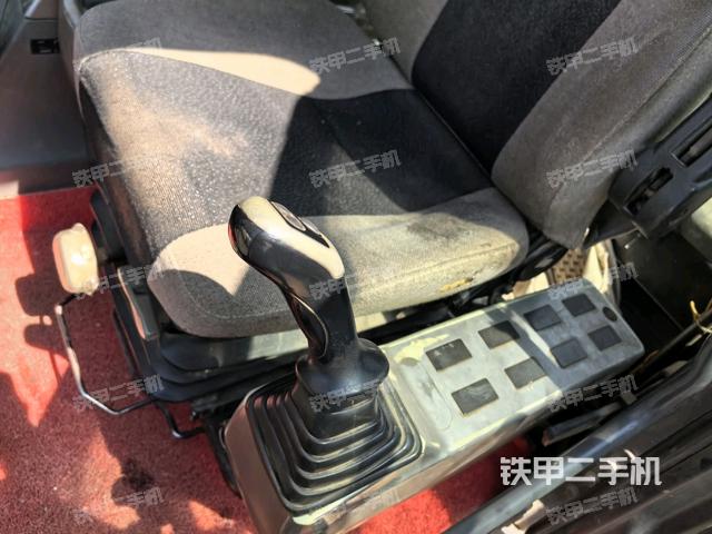 座椅右側(cè)控制臺/鑰匙門/油門/含右手柄(駕駛室部分) 座椅右側(cè)控制臺/鑰匙門/油門/含右手柄(駕駛室部分)