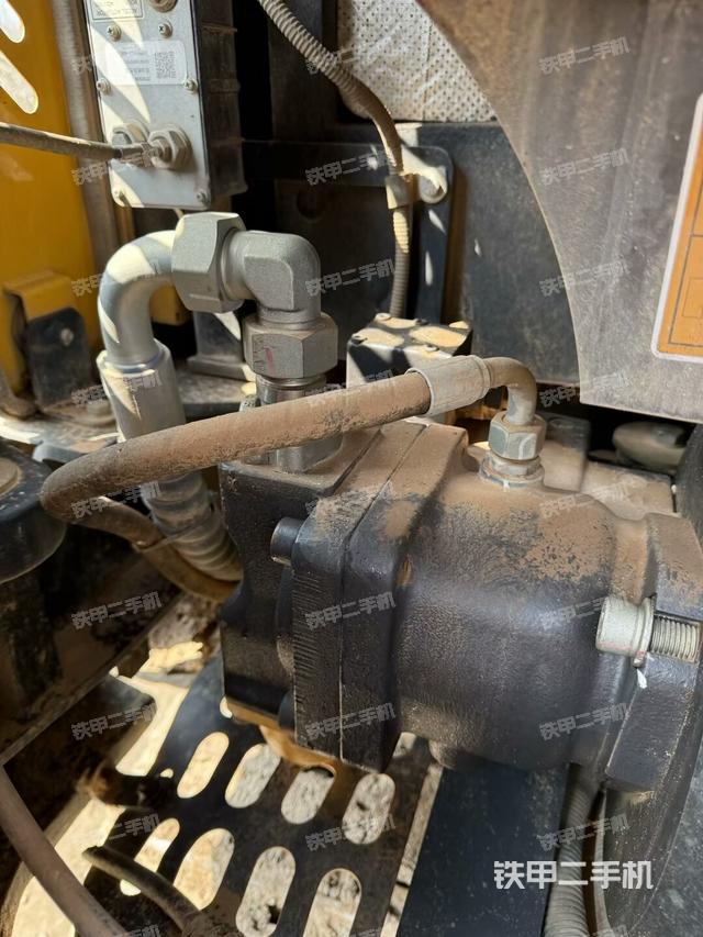 液壓泵艙室正面整體(整機(jī)外觀) 液壓泵艙室正面整體(整機(jī)外觀)