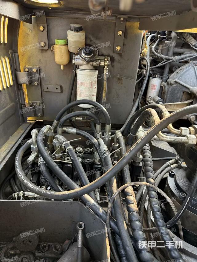 液壓泵艙室正面整體（整機外觀）