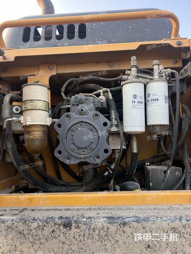 液壓泵艙室正面整體（整機外觀）