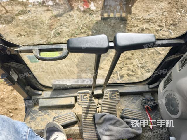 行走控制手柄和踏板?俯拍（駕駛室部分）