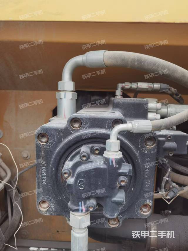 液压泵舱室正面整体（整机外观）