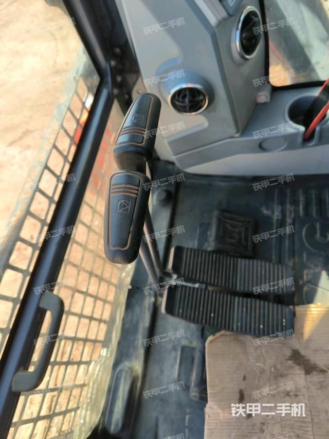 行走控制手柄和踏板?俯拍（駕駛室部分）