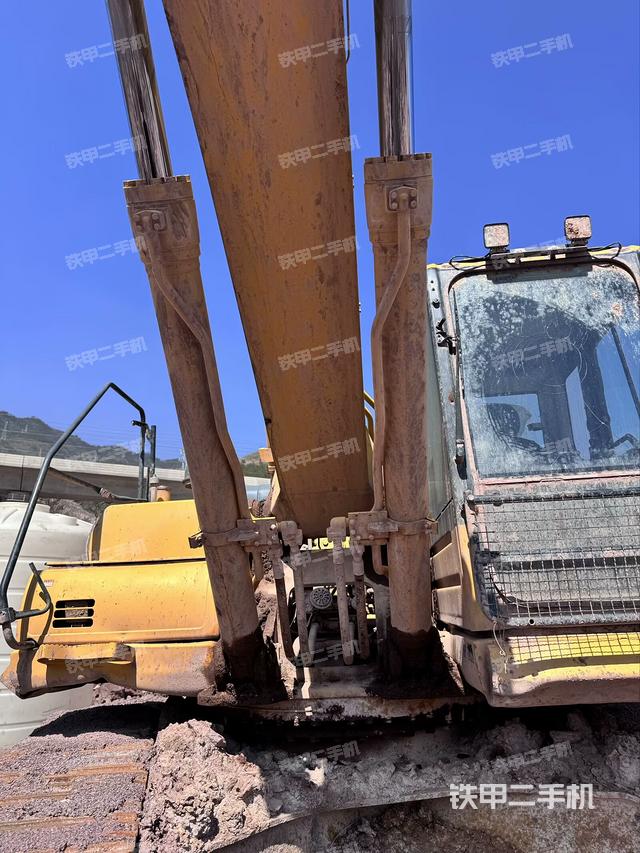 大臂油缸整体 竖拍（工作和回转装置）