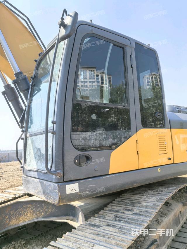 駕駛室左前45度(駕駛室部分) 駕駛室左前45度(駕駛室部分)