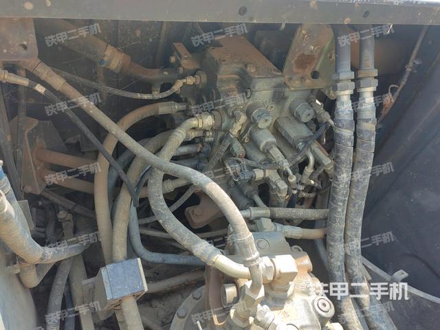 回轉(zhuǎn)馬達(dá)和主控閥(整機(jī)外觀) 回轉(zhuǎn)馬達(dá)和主控閥(整機(jī)外觀)