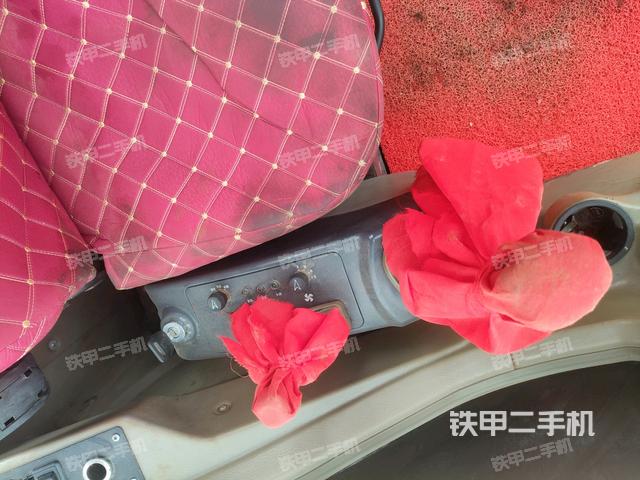 座椅右側(cè)控制臺(tái)/鑰匙門/油門/含右手柄（駕駛室部分）