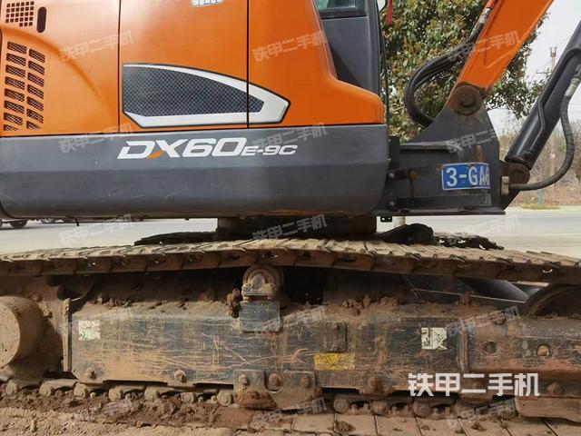 單側(cè)履帶整體(整機(jī)外觀) 單側(cè)履帶整體(整機(jī)外觀)