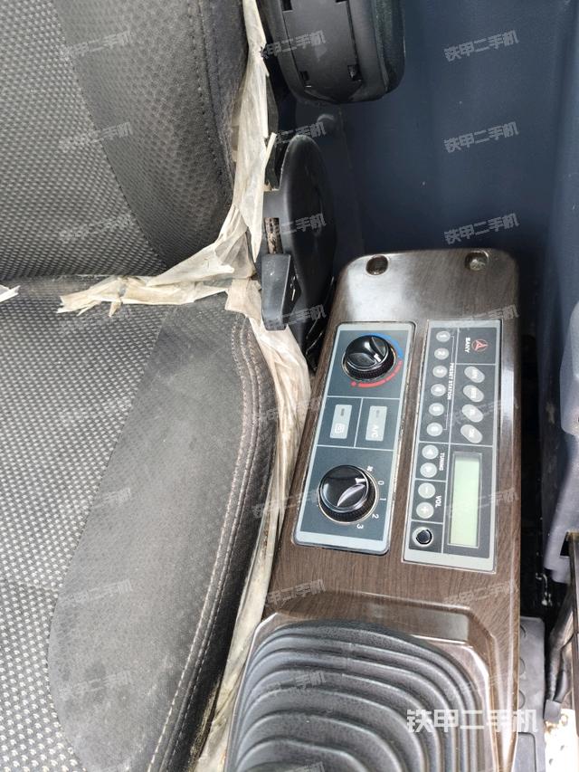 駕駛室頂部(整機外觀) 駕駛室頂部(整機外觀)