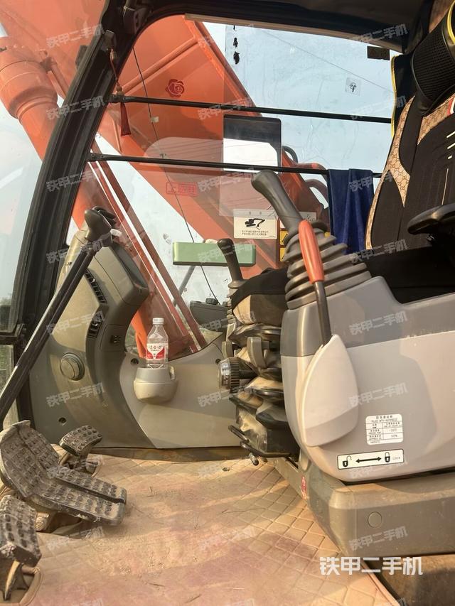 行走控制手柄和踏板?俯拍(駕駛室部分) 行走控制手柄和踏板?俯拍(駕駛室部分)