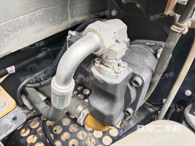 液壓泵艙室正面整體(整機(jī)外觀) 液壓泵艙室正面整體(整機(jī)外觀)