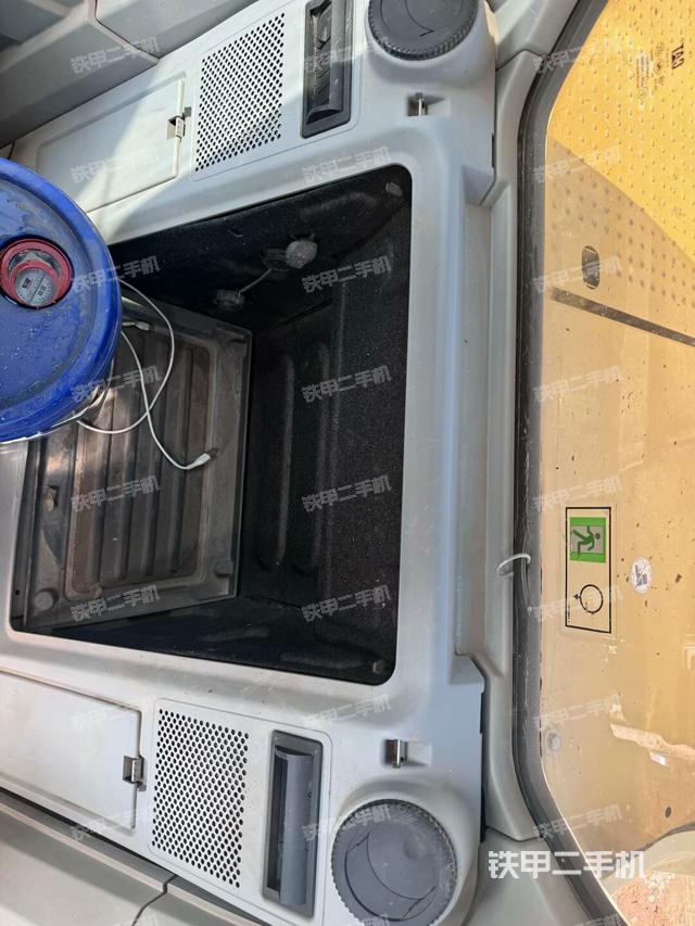 行走控制手柄和踏板?俯拍(駕駛室部分) 行走控制手柄和踏板?俯拍(駕駛室部分)