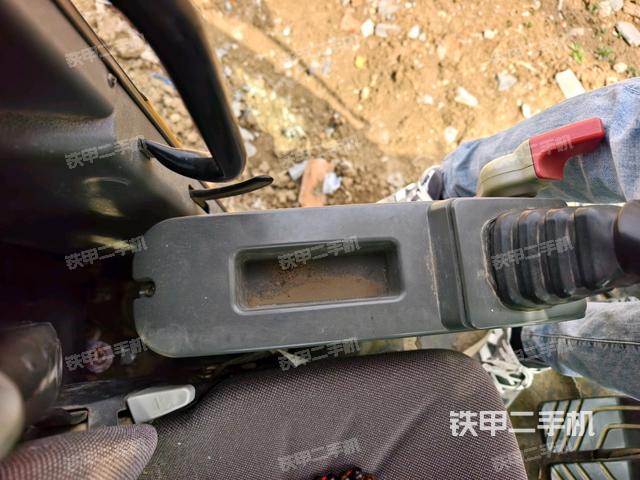座椅左側(cè)控制臺/音響/含左手柄(駕駛室部分) 座椅左側(cè)控制臺/音響/含左手柄(駕駛室部分)