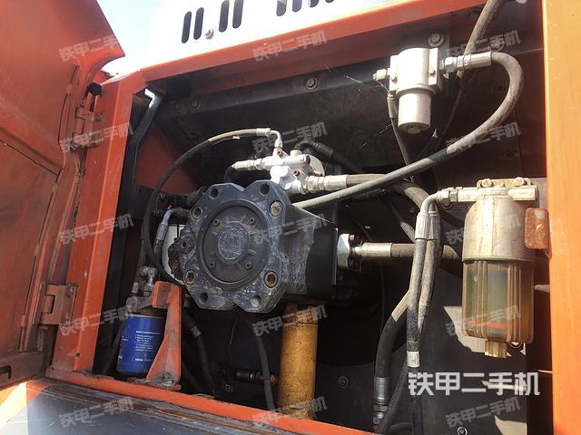 液壓泵艙室正面整體(整機(jī)外觀) 液壓泵艙室正面整體(整機(jī)外觀)