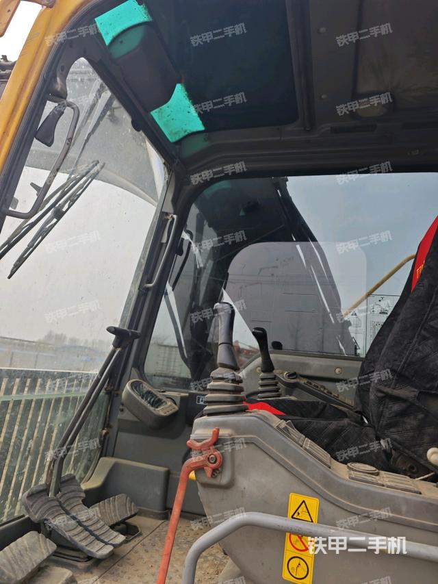 駕駛室整體(整機(jī)外觀) 駕駛室整體(整機(jī)外觀)