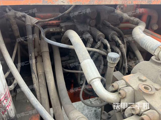 回转马达和主控阀（整机外观）